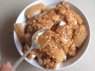 11、芋头扣肉,淋上料汁