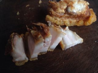 8、芋头扣肉,五花肉切成厚片。