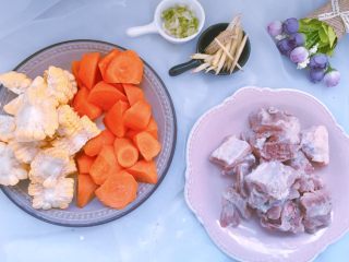 1、百合枸杞排骨汤,准备好食材，排骨温水洗干净，玉米切块，对半切，胡萝卜切块，大小不一，姜丝，葱末