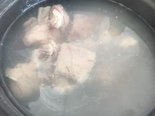 2、百合枸杞排骨汤,排骨入冷水中