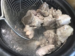 3、百合枸杞排骨汤,焯水捞起备用，水开即可捞起