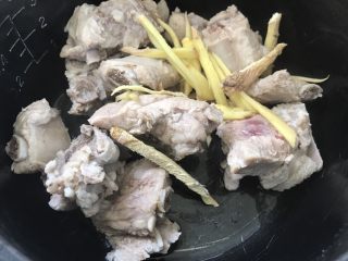 4、百合枸杞排骨汤,排骨放入锅中，加入姜丝