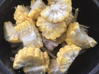 5、百合枸杞排骨汤,再放玉米