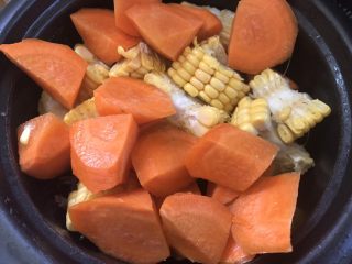 6、百合枸杞排骨汤,接着胡萝卜