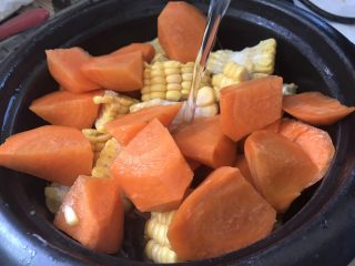 7、百合枸杞排骨汤,加入清水