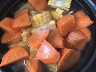 8、百合枸杞排骨汤,没过食物即可，加1勺盐