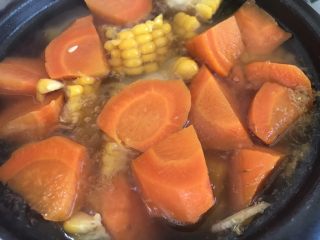 9、百合枸杞排骨汤,把烧开后到三分二时候，再加满水，再加1勺盐