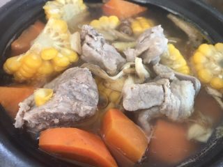 10、百合枸杞排骨汤,再放入百合，百合提前温水泡开