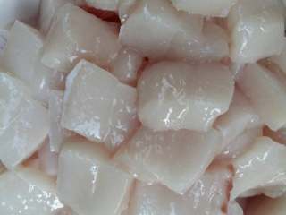 1、熬猪油,猪板油洗净，切成均匀的肉片。