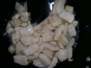 2、熬猪油,锅里倒入适量的水，一点点盐（盐的加入可以存储时间延长）加入肉油中小火慢慢熬煮