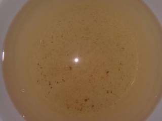 4、熬猪油,盛入容器内纳凉，肉油热的时候呈黄色，放入冰箱冷藏。