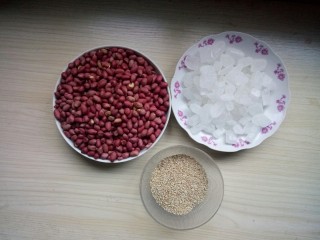 1、花生芝麻糖（家庭版）,准备以上所需的所有食材，为了节省时间和考虑口感，我选用的是炒货店里的熟花生，回来剥了壳。亲们也可以自己在家将生的花生米放微波炉里打熟。