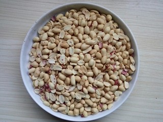 2、花生芝麻糖（家庭版）,去掉花生皮