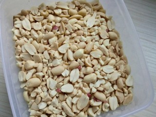4、花生芝麻糖（家庭版）,这就是压好后的碎花生