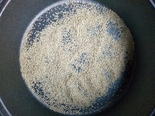 5、花生芝麻糖（家庭版）,接下来将白芝麻炒熟