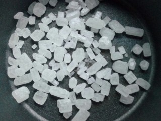 6、花生芝麻糖（家庭版）,不粘锅里放入冰糖，进行熬制