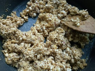 11、花生芝麻糖（家庭版）,这时候就可以关火了，然后还是不停搅拌均匀