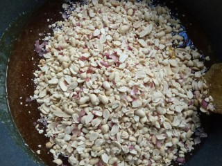 9、花生芝麻糖（家庭版）,将花生碎倒入锅里快速搅拌