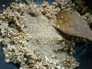 10、花生芝麻糖（家庭版）,待花生碎与糖浆完全融合后倒入白芝麻