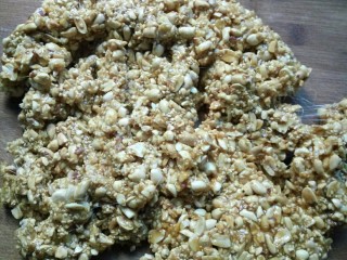 12、花生芝麻糖（家庭版）,搅拌时出现拉丝状态就可以出锅倒在案板上了