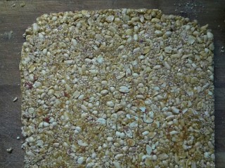 13、花生芝麻糖（家庭版）,然后进行整形，可以借助刮板