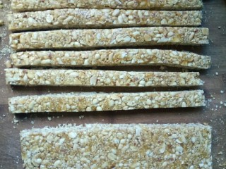 14、花生芝麻糖（家庭版）,趁余热将花生糖切块