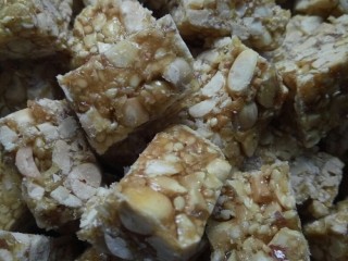 15、花生芝麻糖（家庭版）,这样，花生芝麻糖就做好了，待凉透后就可以装密封瓶里储藏慢慢吃了!是不是非常简单?????