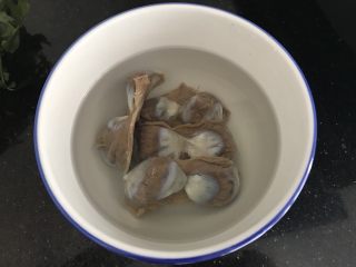 2、陈肾西洋菜猪骨汤,陈肾提前2小时洗干净浸泡（因为风干的陈肾比较硬也比较咸）