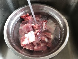 3、陈肾西洋菜猪骨汤,猪骨浸泡十分钟洗干净