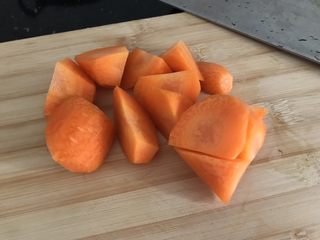 5、陈肾西洋菜猪骨汤,红萝卜切块备用