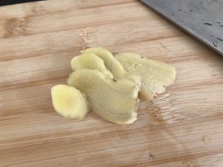 6、陈肾西洋菜猪骨汤,姜切片备用