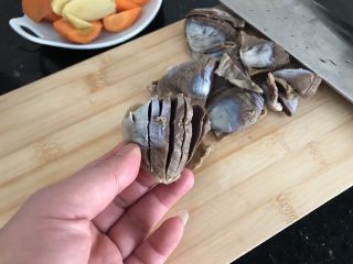 7、陈肾西洋菜猪骨汤,泡软的陈肾切花或切片