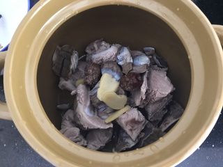 8、陈肾西洋菜猪骨汤,全部材料（除西洋菜和红萝卜外）放入汤锅