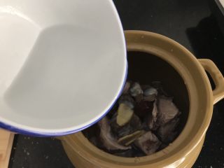 9、陈肾西洋菜猪骨汤,加入清水