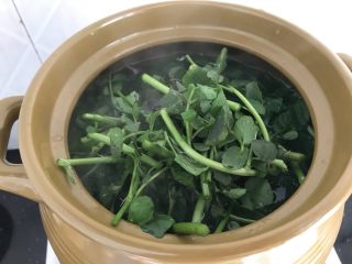 13、陈肾西洋菜猪骨汤,加入西洋菜，不加盖（免得菜易发黄且味苦）大火滚十分钟即可，不用加盐直接起锅可以喝！因为陈肾咸味已足以！