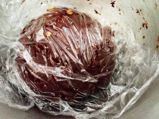 4、巧克力坚果软欧,盖上保鲜膜发酵一小时