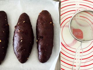 11、巧克力坚果软欧,2发后撒粉割包