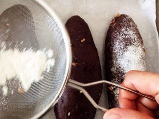 12、巧克力坚果软欧,我自己一边撒粉一边拍照????，撒得很难看哇