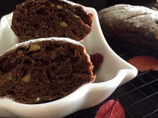 13、巧克力坚果软欧,????????太好吃，拍完照就吃掉一个了！喜欢巧克力的不容错过哦