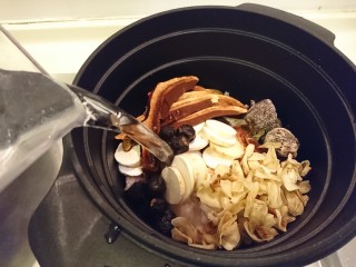 8、灵芝淮杞红枣煲鸡,加水