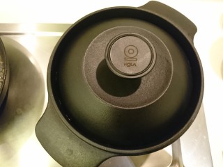 12、灵芝淮杞红枣煲鸡,蓋起來，轉小火，燜煮1小時。