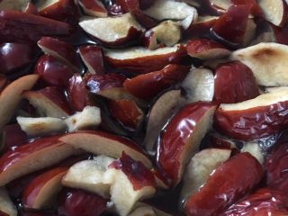 2、香甜枣泥糕,清水中浸泡两小时