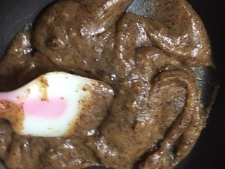 8、香甜枣泥糕,放入不粘锅小火炒干一些即可，得到368克的枣泥