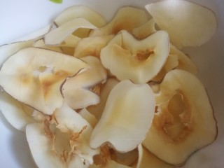 1、#一碗汤# 海底椰龙骨煲鳄鱼肉,准备煲汤食材海底椰10克左右。