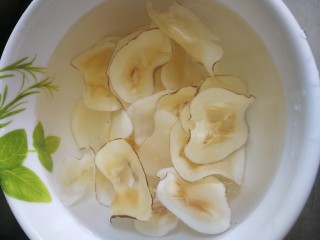 2、#一碗汤# 海底椰龙骨煲鳄鱼肉,干海底椰浸泡20分钟左右。