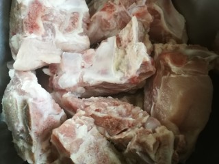 3、#一碗汤# 海底椰龙骨煲鳄鱼肉,猪龙骨（脊骨）洗净。