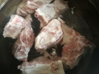 4、#一碗汤# 海底椰龙骨煲鳄鱼肉,洗净后龙骨加姜片料酒焯水。