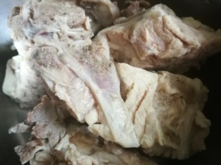 5、#一碗汤# 海底椰龙骨煲鳄鱼肉,焯水后龙骨用温水再次洗净备用。