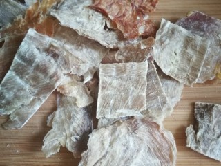 8、#一碗汤# 海底椰龙骨煲鳄鱼肉,用厨房剪刀把鳄鱼肉干剪小块。