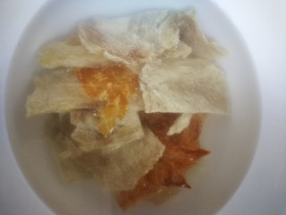 9、#一碗汤# 海底椰龙骨煲鳄鱼肉,用水浸泡一会儿。（也可以不浸泡）